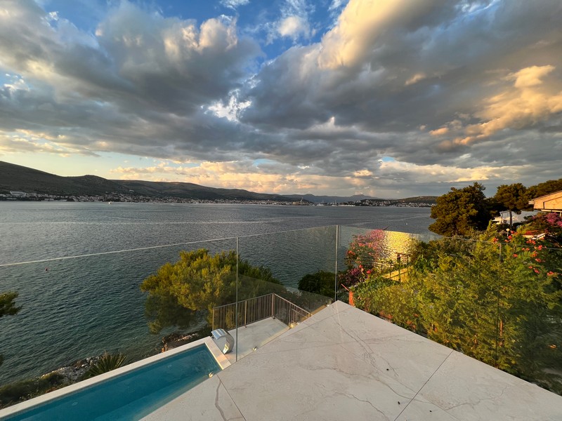 Luftkonditionerat modernt vardagsrum i minimalistisk stil - Panorama Scouting H1921.