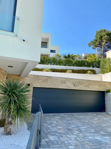 Garage av Villa H1922, Kroatien - Panorama Scouting fastighetsmäklare.