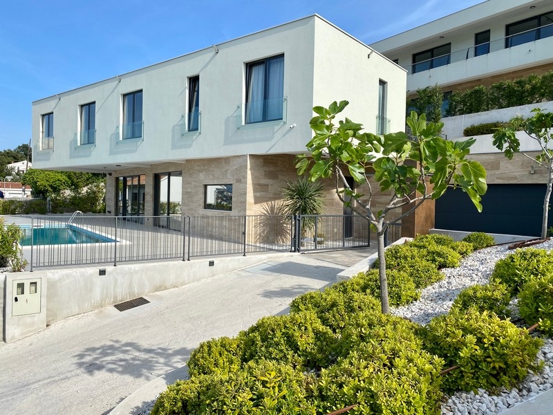 Pool och havsutsikt - taget från terrassen på Villa H1922, Ciovo Island, Kroatien.