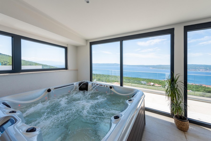 Modernt möblerat vardagsrum i Villa H1932 i Kroatien, Crikvenica.