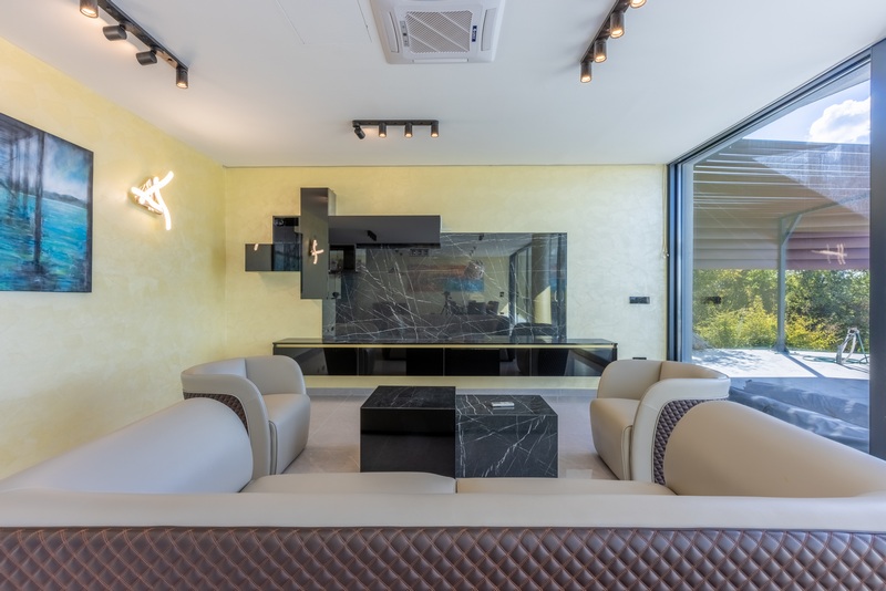 Lyxigt vardagsrum med Bentley-möbler.