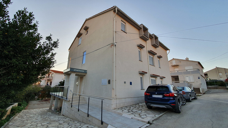 Uteplats och parkeringsplatser