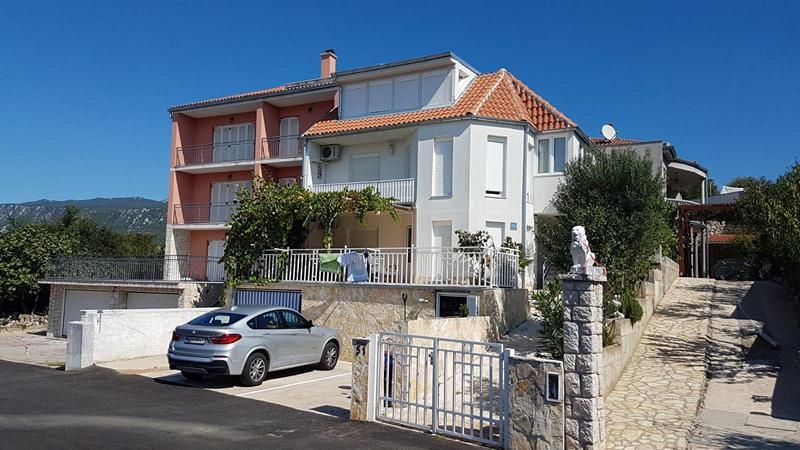 Parhus i ett lugnt läge i Novi Vinodolski, Kroatien - Panorama Scouting Immobilien H1949.