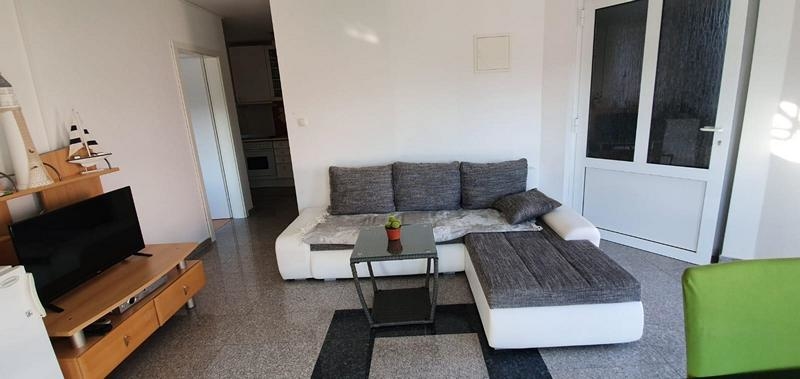 Vardagsrum och utsikt in i hallen på fastighet H1949.