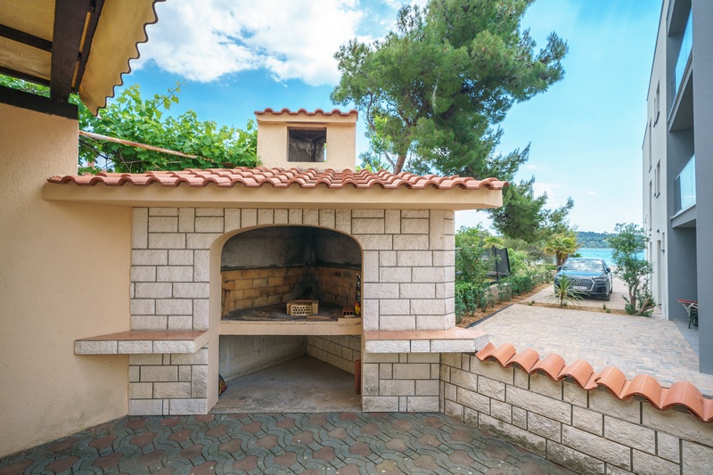 Grill av fastigheten H1956 i Srima, Vodice-regionen, Kroatien - Panorama Scouting.