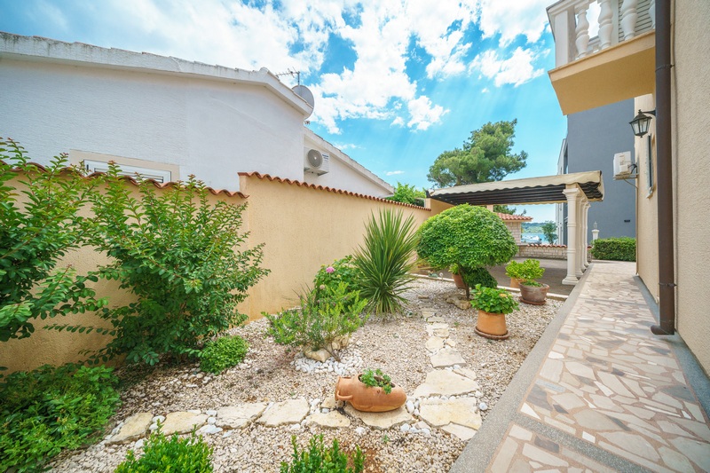 Medelhavsträdgård av egendom H1956, Srima, Kroatien - Panorama Scouting.