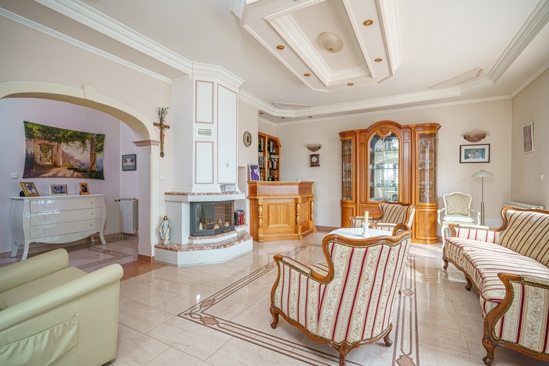 Bekvämt vardagsrum med öppen spis.