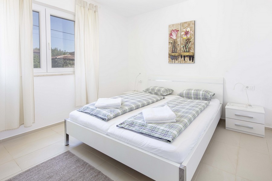 På den här bilden kan du se det attraktiva och bekväma sovrummet i fastigheten H2029, som är till salu på ön Krk.