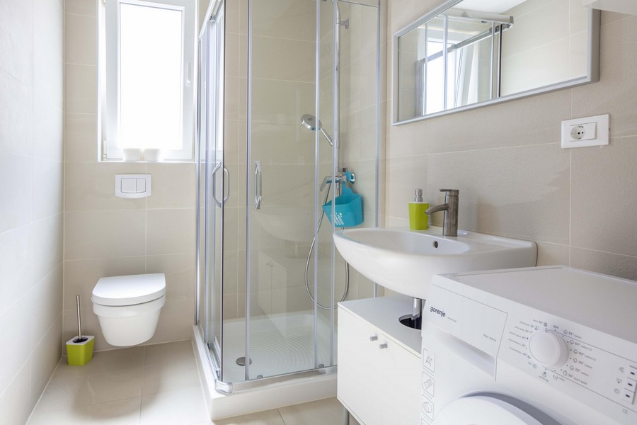 På den här bilden kan du se det attraktiva och bekväma badrummet på fastigheten H2029, som är till salu på ön Krk.