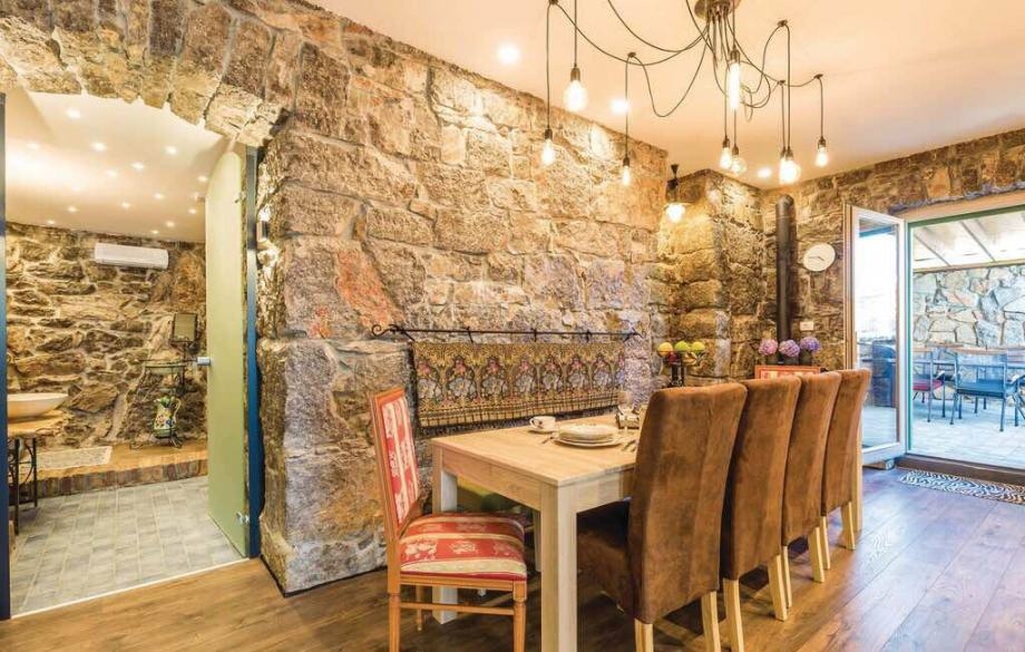 Rustik matplats i Villa H1461 nära Opatija, Kroatien.