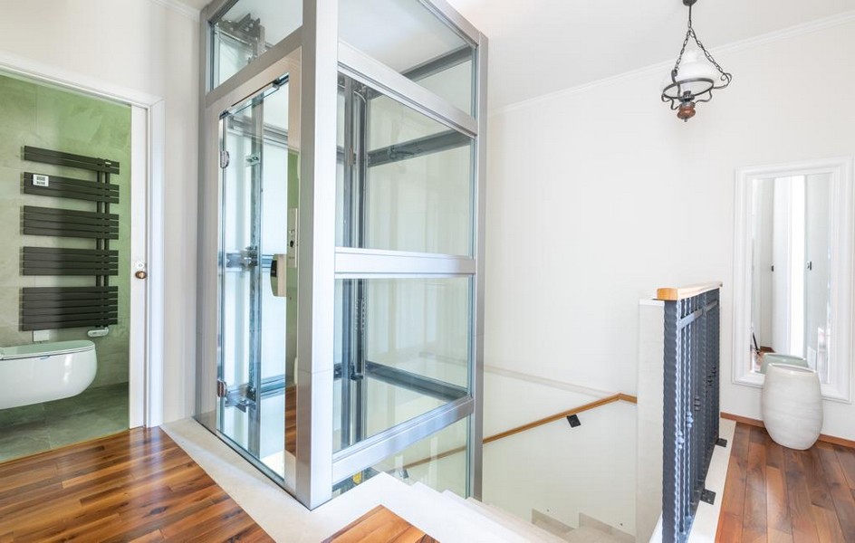 Badrum och hiss i lyxvilla i Istrien till salu.