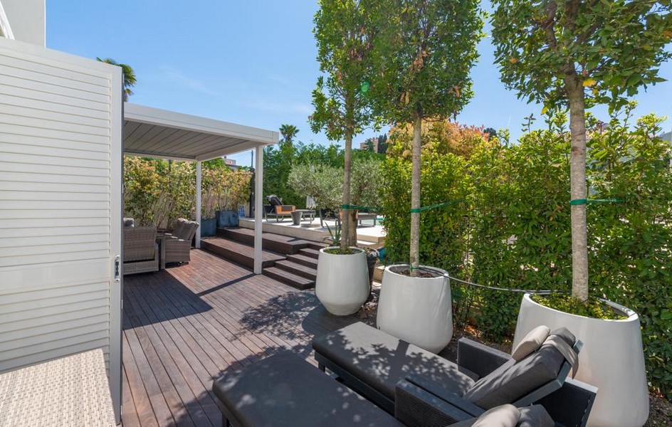 Välskött uteservering med sittgrupp i lyxvilla i Istrien till salu.