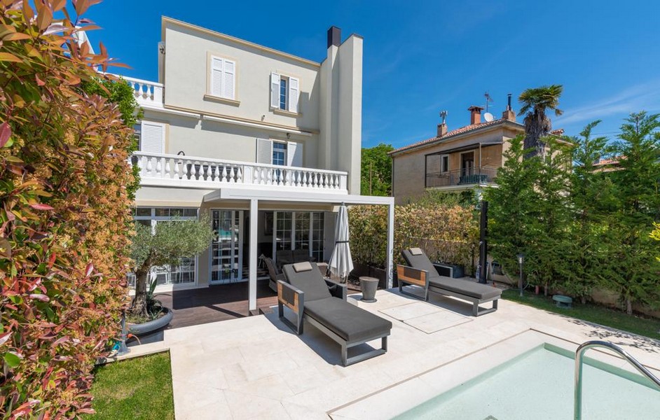 Bakifrån av lyxvilla i Istrien med pool och terrass till salu.