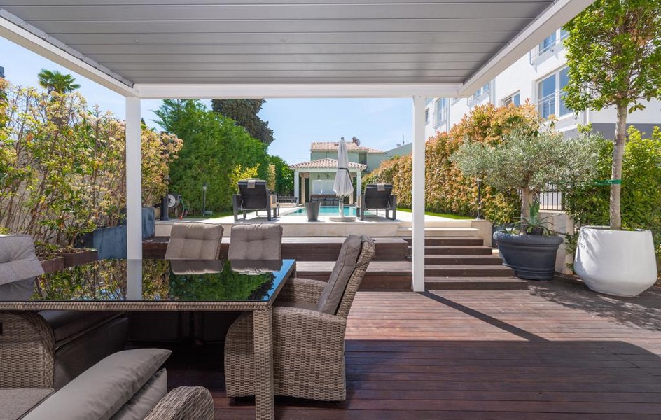 Täckt loungeterrass i en lyxvilla till salu i Istrien.