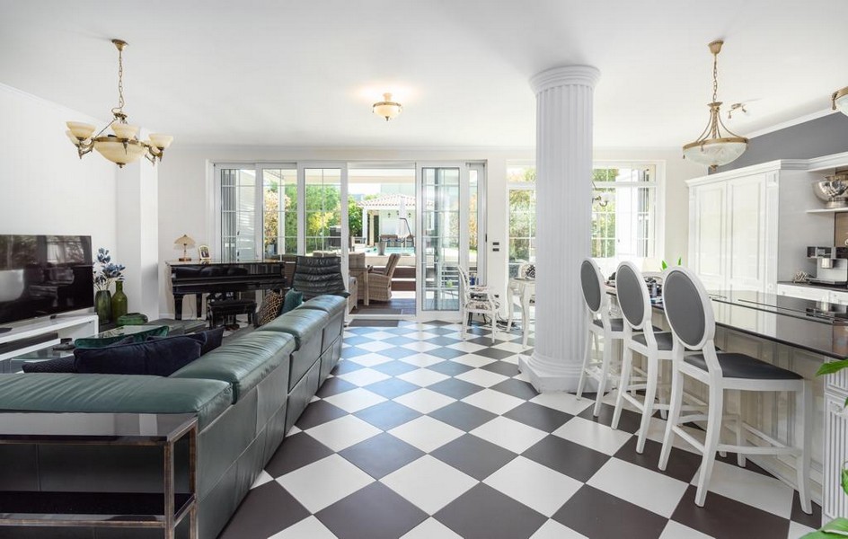 Elegant vardagsrum med direkt tillgång till terrassen i lyxvillan i Istrien till salu.