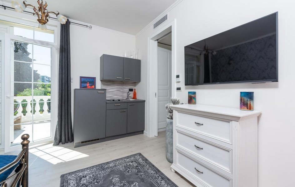 Modernt rum med TV och garderob i lyxvilla till salu i Istrien.