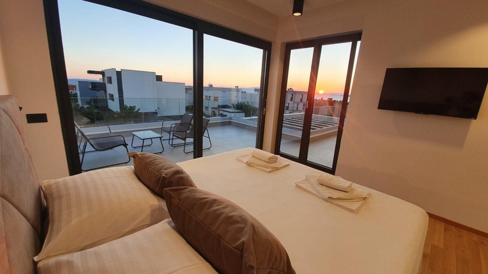 Återigen sovrummet med TV och utsikt över terrassen.