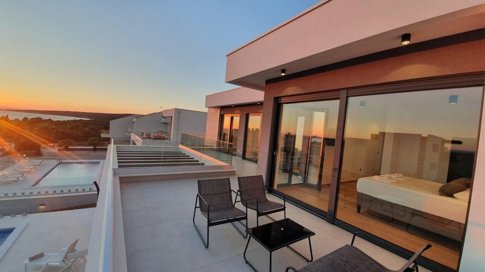 Den övre terrassen erbjuder en vacker havsutsikt.