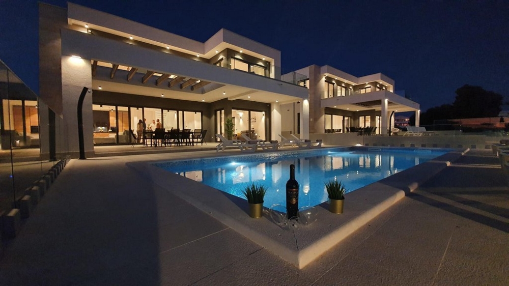 Köp en modern villa i Kroatien - här: H2132 på Pag.