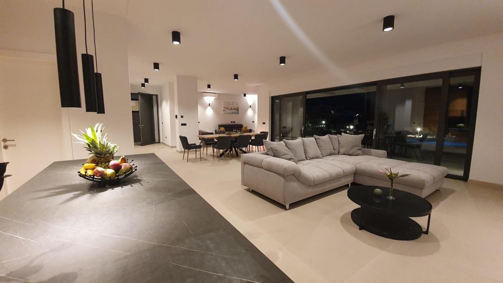 Vardagsrum i fastighet H2132 på ön Pag i Kroatien.