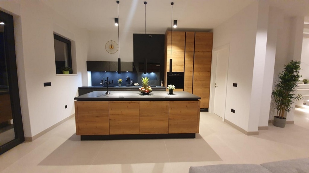 Modernt och högkvalitativt kök med trälook.