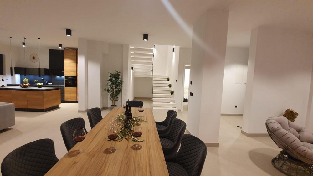 Utsikt från matbordet in i köket i villa H2132, som är till salu i Novalja.