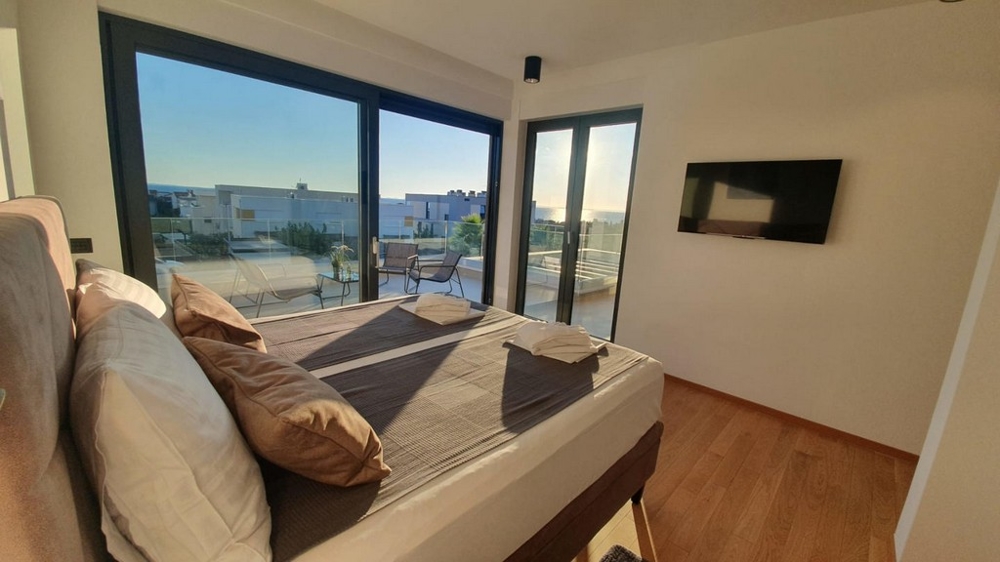 Sovrum och utsikt över den rymliga terrassen.