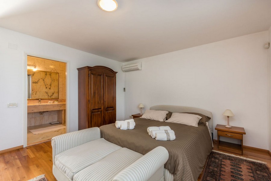 Luftkonditionerat sovrum.