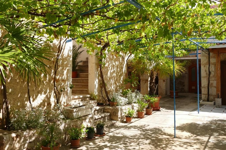 Den här bilden visar den gröna medelhavsmiljön på fastigheten H2331 i Kroatien - Panorama Scouting.