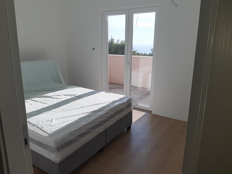 På den här bilden kan du se det attraktiva och bekväma sovrummet i fastigheten H2356, som är till salu i Opatija.