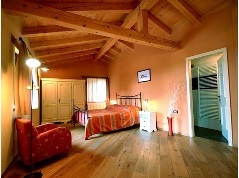 På den här bilden kan du se det attraktiva och bekväma sovrummet i fastigheten H2393, som är till salu i Porec.