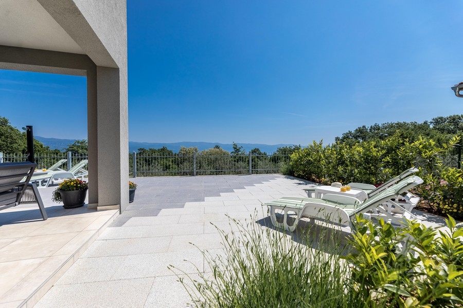 Terrass på fastigheten H2400 med vacker havsutsikt.