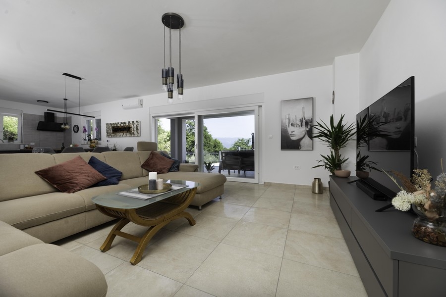 Modernt möblerat vardagsrum i Villa H2400. Fastigheter Kroatien - Panorama Scouting.