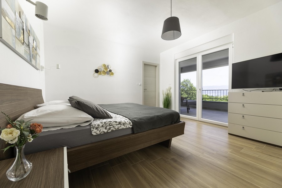 På den här bilden kan du se det attraktiva och bekväma sovrummet på fastigheten H2400, som är till salu på ön Krk.