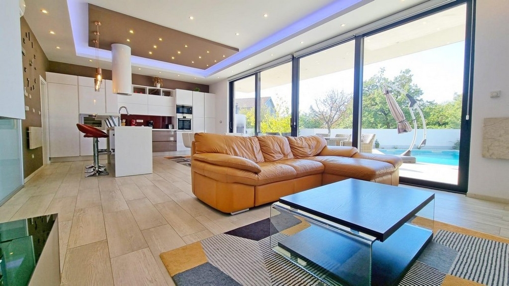 Köp en villa i Kroatien - vardagsrum i fastigheten H2403 i Smrika, Crikvenica-regionen.