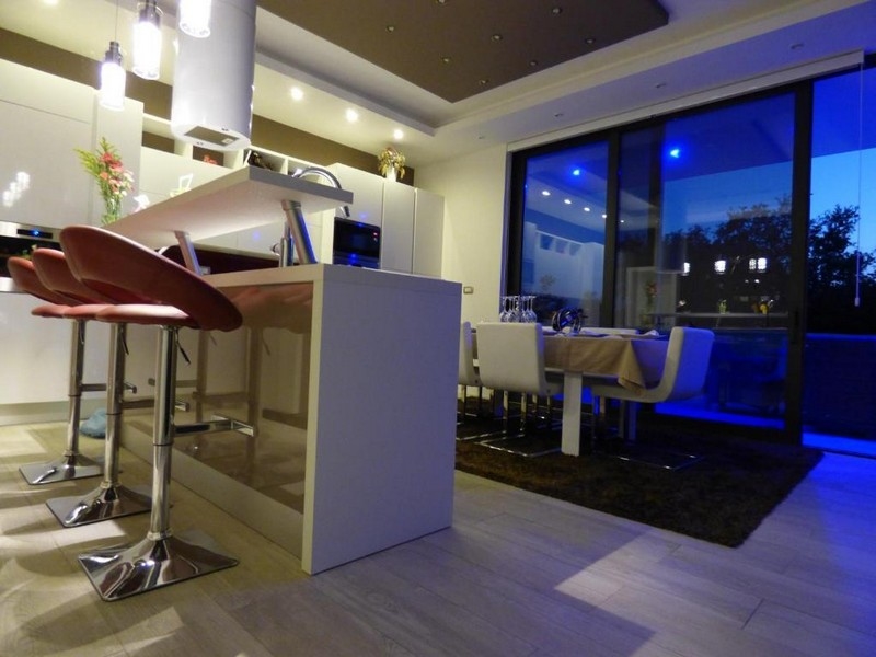 Modernt hus med stor trädgård