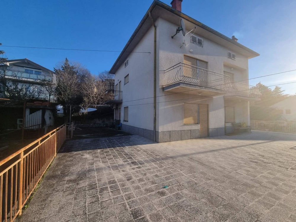 Möblerat hus med mycket utrymme