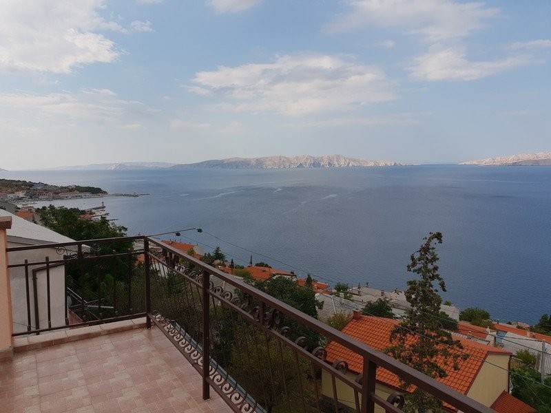 Gästhus med havsutsikt och huvudbyggnad