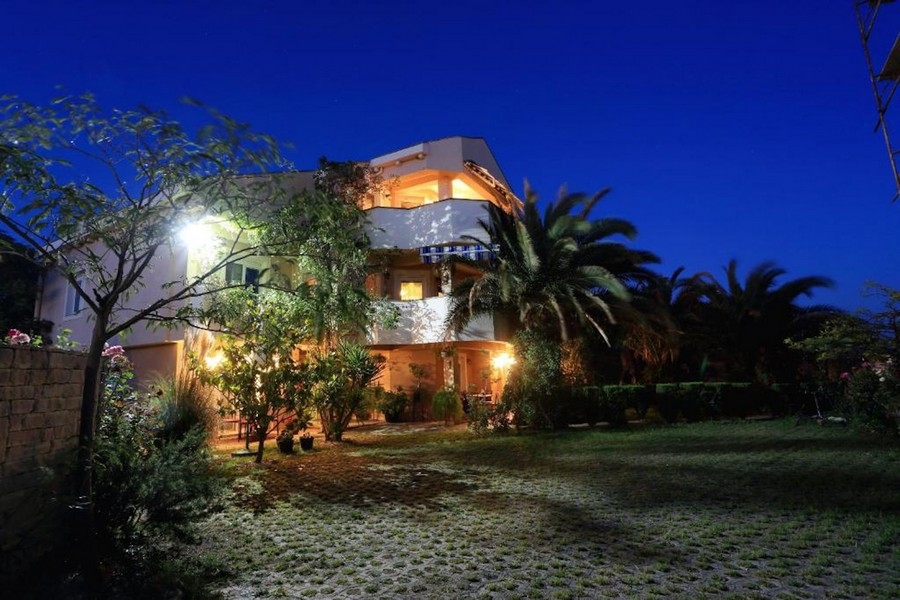 Hyreshus med panoramautsikt över havet