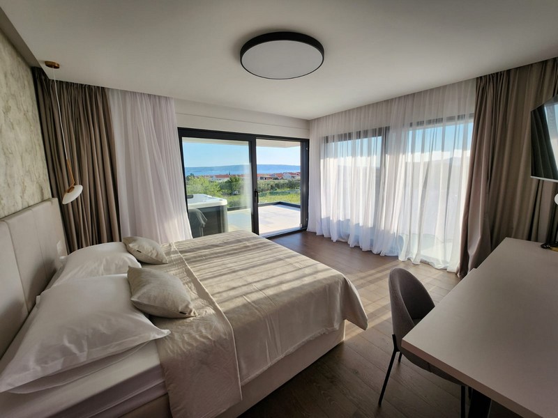 Sovrum med havsutsikt.