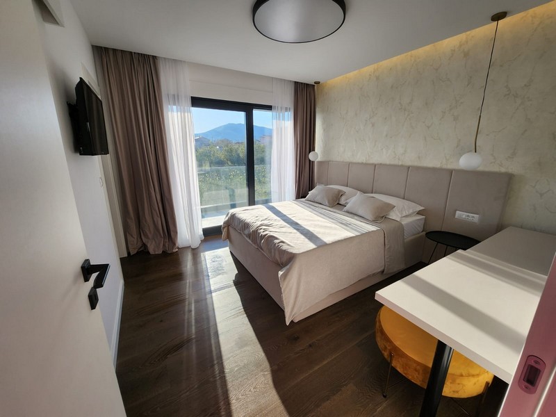 Modernt sovrum med dubbelsäng.