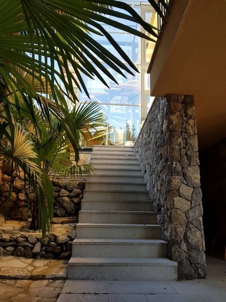 Fristående hus med fantastiskt läge med pool och grönområde