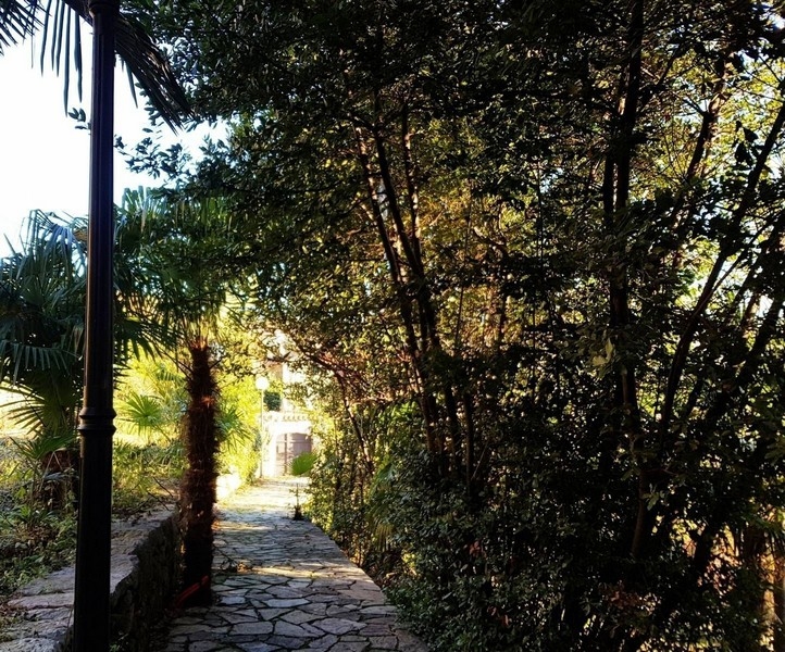 Hus med havsutsikt och terrass