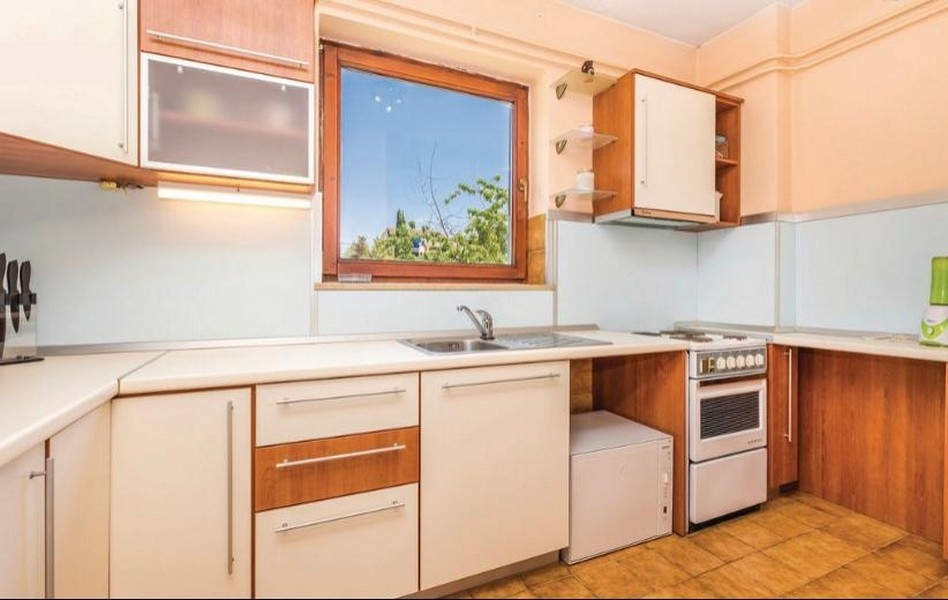 Hyreshus med anlagd trädgård