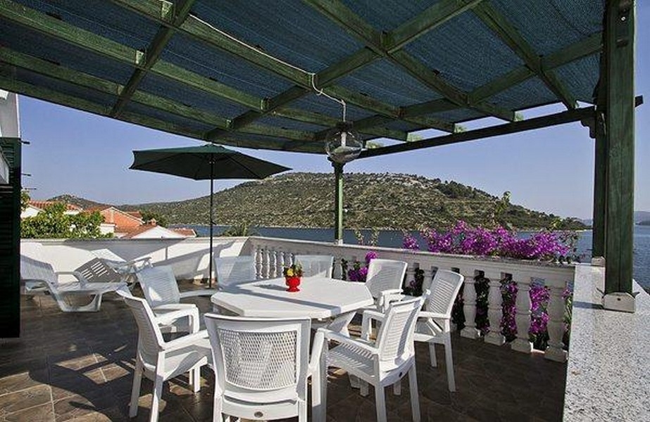 Terrass med utsikt över havet.