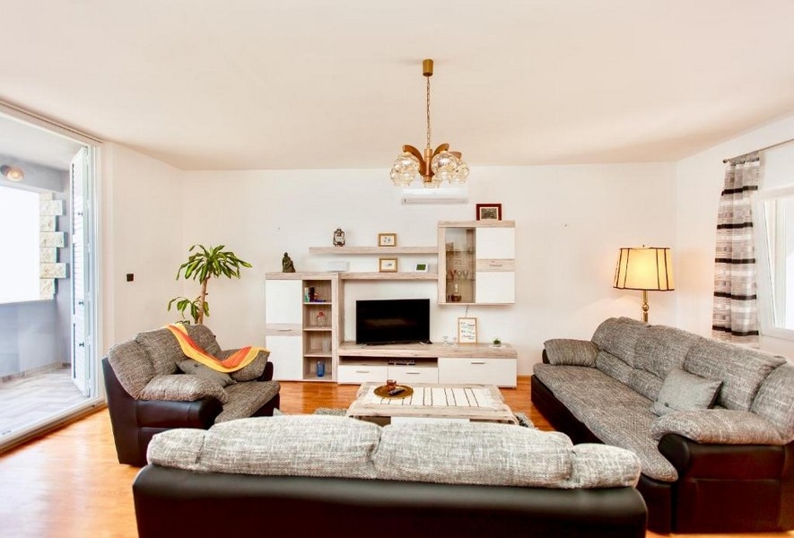 Köp ett hyreshus med direkt läge vid havet i Kroatien, centrala Dalmatien