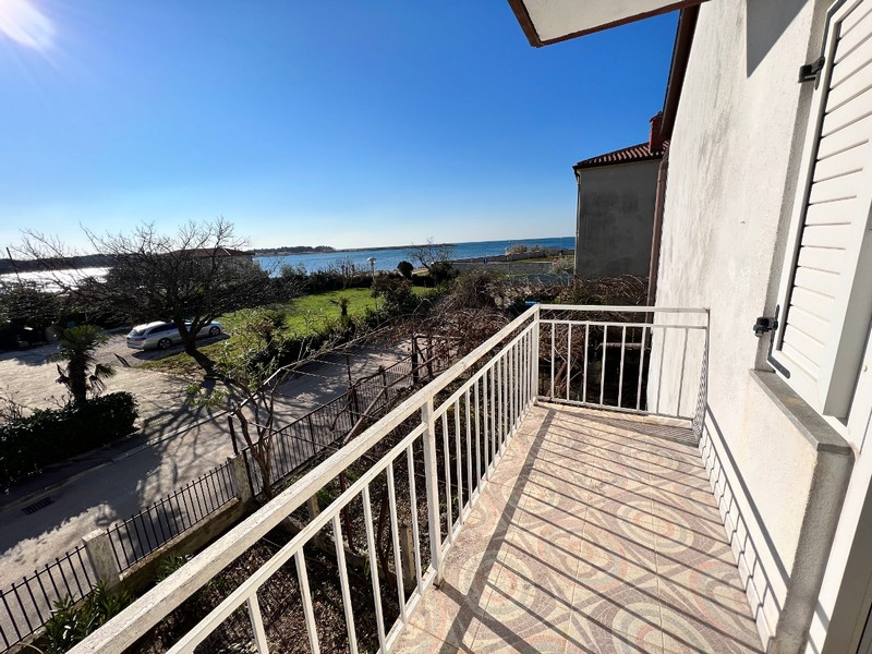 Havsutsikt från andra våningen i hus H2438 i Istrien, Kroatien.