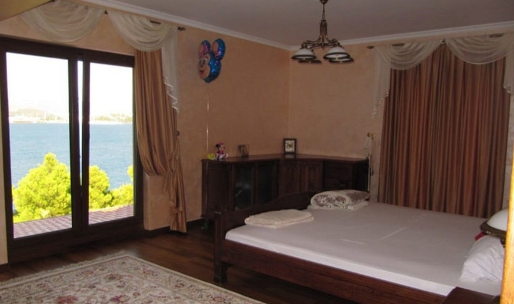 Sovrum med havsutsikt.