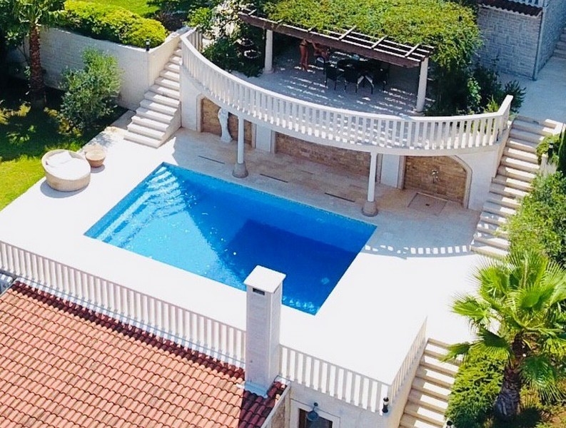 Pool och solterrass på fastigheten H2444, som är till salu på ön Ciovo i Kroatien.