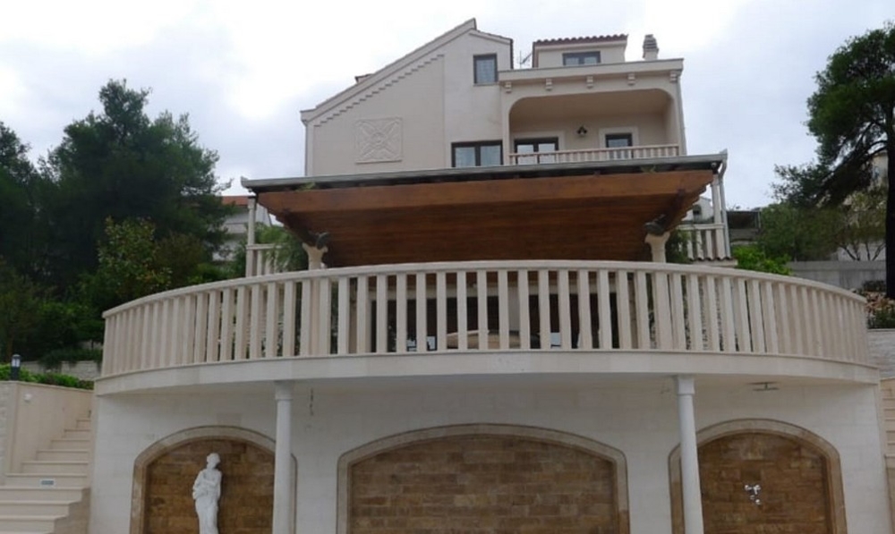 Villa H2444 i frontvy.